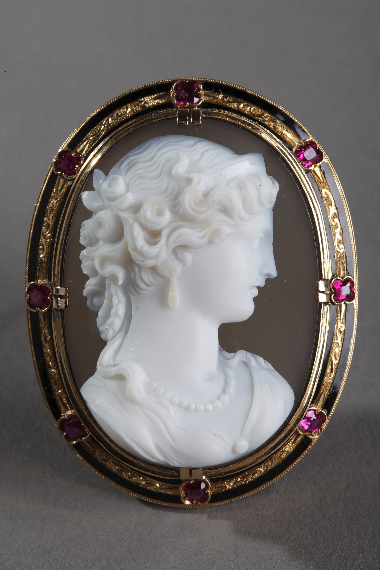 Important agate, gold and ruby cameo mounted on a brooch
